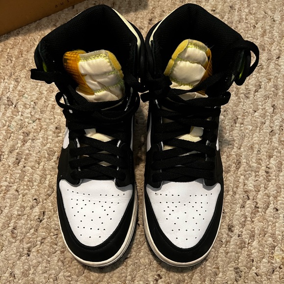 Air Jordan 1 Retro High OG "Volt Gold" sneakers - Picture 3 of 4